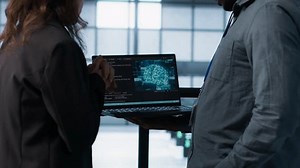 Desenvolvedores de software que usam tecnologia de IA em notebooks no data center gerenciando a virtualização de servidores. Codificação de um especialista em TI no notebook na sala do servidor usando inteligência artificial, rede de ajuste fino, câmera A