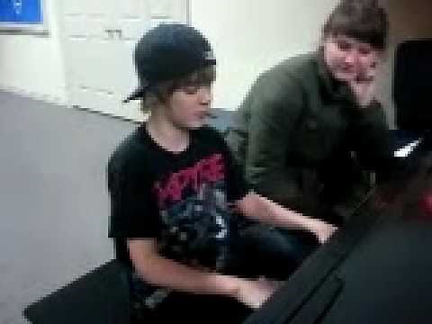 Justin Bieber - Aged 13 - Singing "Apologize" by One Republic on the piano