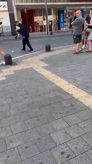 【悲報】パチンコでボコボコに負けた爺さん、絶叫しながら暴走し外国人にドン引きされるｗパチンコで8万円使ってしまった苛立ちからポイ捨てした所を若者に注意され逆ギレしていた模様。流石にこれは笑ってまうｗｗｗ#パチンカス #歌舞伎町