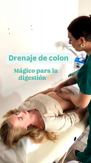 Linda Baumgärtel • Nutr. esp. digestión 🇩🇪 on Instagram: "El drenaje de colon sirve para personas con todo tipo de diagnósticos digestivos (excepto obstrucciones agudas y post cirugía). Mónica del @centro_naturopatico_siddharta me dijo que ya les llegan bastantes pacientes derivados por gastroenterólogos, así que me alegra que la técnica se esté haciendo más conocida. 👏🏻 Me recuerdo que la primera vez que me hice esta terapia con Monica, me costó mucho soltar y relajarme por completo y adem