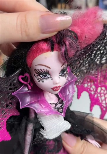 Restauration d'une vieille poupée en détresse