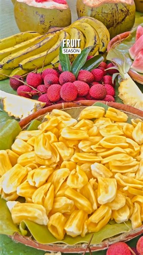 C’est la saison des fruits🍈🇲🇬 Couleurs, parfums et saveurs… la Grande Île nous gâte avec ses trésors tropicaux. Letchis juteux, mangues sucrées, ananas parfumés, cocos bien fraîches… chaque bouchée est un voyage sous le soleil 🌞✨ Que vous soyez sur la côte, en ville ou en forêt, les étals débordent de fruits locaux. à Madagascar, la nature s’exprime, et on se régale ! 👉 Et toi, quel fruit tu attends chaque année avec impatience ? It's fruit season🍈🇲🇬 Colors, aromas, and flavors... the Bi