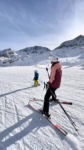 ⛷️Kam s dětmi na lyže? Rodinné lyžování v Rakousku, kde si parádně zalyžují malé děti i rodiče. Pak musíte znát Stubai Gletscher – největší ledovcové středisko v Rakousku a jeden z TOP areálů pro děti. 🎿❄️ 👉 39 km širokých modrých sjezdovek, dětský park Big Family, kouzelné koberce, slalom i snowpark 👉 Děti do 10 let lyžují ZDARMA (s platícím rodičem) 👉 Skvělé zázemí: dětská restaurace, školka od 3 let, odpočinkové zóny 👉 Záruka sněhu od podzimu až do jara 👉 Jen 45 min od Innsbrucku My jsm