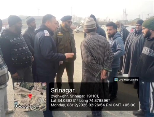 11K views · 118 reactions | Traffic Drive conducted by DSP traffic Suhail Reshi along with the SMC authorities at Panthachowk bus stand against illegal parking and street vendors to decongest the road and entry/ Exit to the bus stand… action was also taken against the violators | Kashir Dastaan news network | Facebook