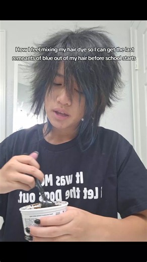 How I Mix Hair Dye to Remove Blue Before School