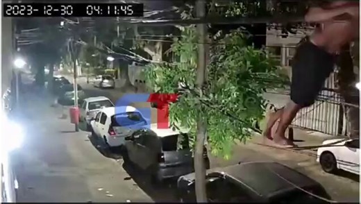 🚨🔥Insólito: ladrón cae a la calle tras cortar el cable que lo sostenía