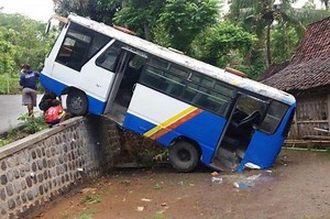 Bus Isi 30 Orang Tak Kuat Nanjak, Meluncur Mundur, Nyangkut di Talut dan Halaman Rumah - Otomotifnet.com