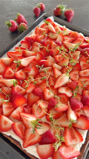 OPSKRIFT på NEM JORDBÆRKAGE til MANGE!🍓🍓 I har spurgt, og nu kommer den! Sommeren er her snart og det samme med de danske jordbær! Og det samme med fester, konfirmationer m.m. Og det skal fejres med denne lækre og MEGET NEMME jordbærkage lavet til mange! ☀️☀️ LIKE gerne denne video hvis du, ligesom jeg, bare ELSKER jordbærkage!! Det hjælper mig mega meget herinde på IG. Så mange tak! ❤️❤️ Og tag en jordbærkage-elsker, der skal se denne mega nemme opskrift - måske en, der skal lave den til dig 