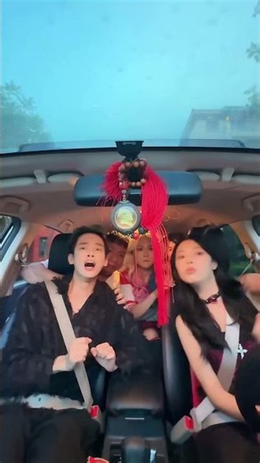 Please trust the little devil's driving skills! 😍🥰😘 (Don't imitate the story's acting.)
