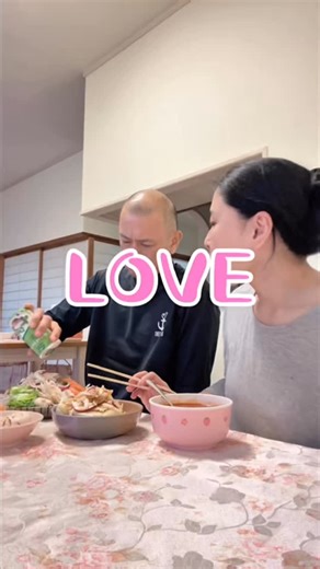 ゆびきのーるあや on Instagram: "🍽️ 今日は一日中ゴロゴロしてたので 夜はお豆腐と玉ねぎのマリネ トマトのスープ 手抜きすぎる晩御飯 #アラフィフ #ナチュラル #健康生活 #休日ご飯 #love"