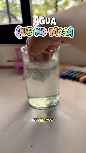¿Sabías que existe un agua que no moja? 🤭 Aquí te digo cómo hacerla 🙌🏻🧩🧠😮‍💨 #crecemos #maestraespecial #sensorial #experimento | crecemos_cln