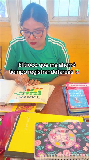 En lugar de registrar cada tarea en una lista, les pegaba un sticker en su cuaderno cada vez que la entregaban. ¿Por qué me funcionó? ⭐ Los alumnos se motivaban a cumplir sus tareas para ganar su sticker. ⭐ Los padres de familia podían ver fácilmente si su hijo estaba siendo constante. ⭐ Evitaba perder tiempo haciendo registros diarios. ⭐ Al final del periodo de evaluación, solo contaba los stickers de cada cuaderno para obtener el total de tareas cumplidas. ⭐ Hacía el seguimiento mucho más visu