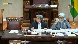 Parlement : «You are an imbecile», lance Paul Bérenger à Adrien Duval Le Premier ministre adjoint, Paul Bérenger, et Adrien Duval, membre de l’opposition, ont de nouveau croisé le fer. Un échange tendu a eu lieu entre les deux hommes ce vendredi 27 juin, lors de l’examen du comité des dotations budgétaires du ministère des Infrastructures publiques. Les esprits se sont échauffés et les deux parlementaires ont mis le feu aux poudres. Paul Bérenger a lancé à Adrien Duval « You are an imbecile ». L