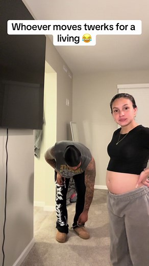 Funny Couple Reaction Video: Can You Pick This Up?