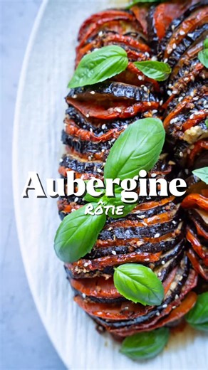 Elise Lepinteur 🌞 | Cheffe 🌿 on Instagram: "Aubergines rôties à la tomate Une recette savoureuse qui change de la classique ratatouille 😉 Ingrédients 🌿 • 2 aubergines • 4 tomates rondes Pour la marinade : • 5 c. à soupe d’huile d’olive • 2 c. à café de paprika • 1 c. à soupe de zaatar • 2 gousses d’ail, hachées finement • Sel & poivre Préparation 🌿 1. Préchauffe le four à 180°C. 2. Coupe les aubergines en tranches fines dans la longueur, en mode accordéon : tranche-les sans aller jusqu’au b