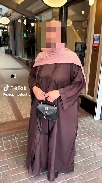 Plus size open abaya comes with an actual plus size slip dress #shopmodestly #plussizeabaya #plussizemodestwear #plussizeabayauk #abayasforwomen