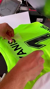 👕 Qu’est-ce que le flocage textile ? C’est une technique très utilisée dans le monde du sport. Le flocage sert notamment pour le marquage des maillots et/ou t-shirt. 👉 Cette technique consiste à imprimer sur un rouleau flex un motif, puis à le découper à l'aide d'un plotter de découpe. Le flex est ensuite collé sur le textile grâce à une presse à chaud. | Gpe Madewis