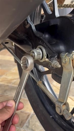 309K views · 1.7K reactions | Master DIY Mechanical Tutorial Motorcycle Chain Tie Set-up Joints Chins Simple Idea! ✅✅✅✅✅️✅✔️️️✔️ #tie #Master #motorcycle #motors #chain #handmade #mechanictools #garage #Joints #newtechnology #Motorhome #howto #MarketingDigital | Wales De Luca | Facebook
