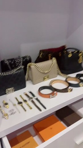 ຫ້ອງທີ່ຫວງທີ່ສຸດ❤️my ￼ favorite #louisvuitton #chanel #ເພັດພະໄທຈິວເວີລີ້ #hermes #rolex #laos #dior #gucci #prada #brandname