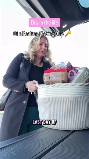 Day in the life of a Realtor - closing day edition ✨🏡 New Year’s Eve. Last deal of the year. Papers signed, hearts full. 📝🤍 Did I make it to midnight? Absolutely not 🫣🥂 But closing out the year doing what I love was the perfect way to ring in what’s next. ✨🏡 Here’s to a new year, new goals, and more families getting home. 🥂🎉🏠#dfwrealtor #dfwrealestate #texasrealtor #DayInTheLife #ditl