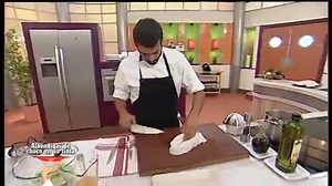 Os compartimos este extracto del programa cómetelo del septiembre de 2014, donde nos explica cómo arreglar, limpiar un CHOCO, así como después cortarlo para hacer unas albóndigas de choco. #españa #sevilla #andalucia #recetas #recetasfaciles #chocos #sepia #consejos #cocineros | Malaspulgas Café Tapas