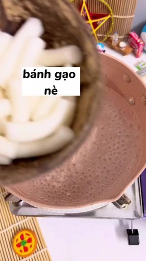 Xem mukbang thèm quá nên phải làm liền bánh gạo xiên que siêu ngon nèee | GenZ Học Nấu Ăn