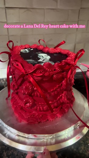 Decorating a Lana Del Rey Heart Cake with Bows! ❤️🎀