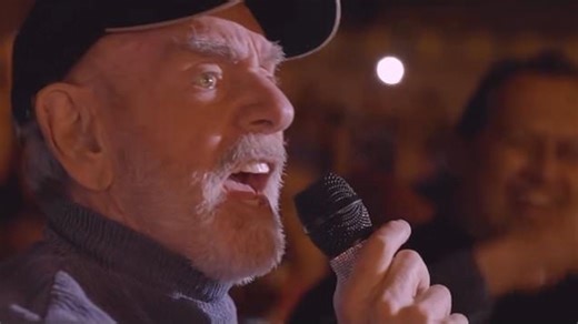 Neil Diamond surprises fans with rare performance seven years after announcing retirement