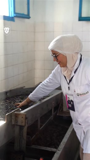 🎥 Visite d’études à l’huilerie Dans le cadre du module Extraction de l’huile d’olive, les étudiants de 2ᵉ année Industrie Agroalimentaire ont effectué une visite d’études dans une huilerie 🫒, mettant en valeur la formation pratique et l’encadrement professionnel. Nos sincères remerciements à nos formatrices Madame Rabeb Lassoued et Madame Leila Rezig pour leur présence et leur accompagnement, ainsi qu’au personnel de l’huilerie pour leur accueil chaleureux, leurs explications et la dégustation