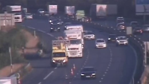 Deux camions manquent de percuter un véhicule sur l’autoroute (France)