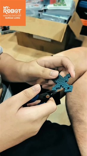 𝗢𝗻𝗲 𝗖𝗲𝗻𝘁𝗲𝗿. 𝗘𝗻𝗱𝗹𝗲𝘀𝘀 𝗣𝗼𝘀𝘀𝗶𝗯𝗶𝗹𝗶𝘁𝗶𝗲𝘀. All future-ready skills ➡️ Robotics, Coding & AI learning that inspires confidence and innovation. 一个中心，开启无限可能。 全面培养未来技能——机器人、编程与人工智能，启发孩子的自信与创新力。 #myrobot #robotics #coding #stem #kidseducation #steam #futureskills #ai #enrollnow #myrobotsglong | My-Robot Sg Long - Robotics & Coding Academy