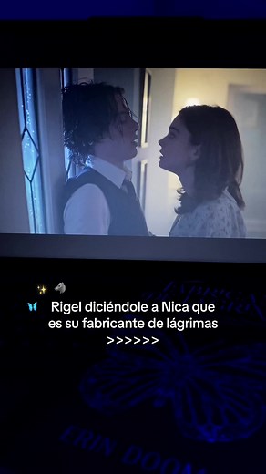 Escena romántica de Rigel y Nica en Fabricante de lágrimas