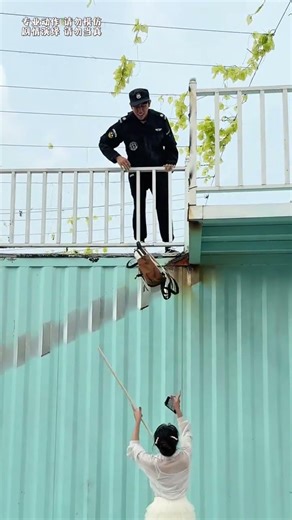 Security Guard's Impromptu Dance Saves the Day for a Young Lady