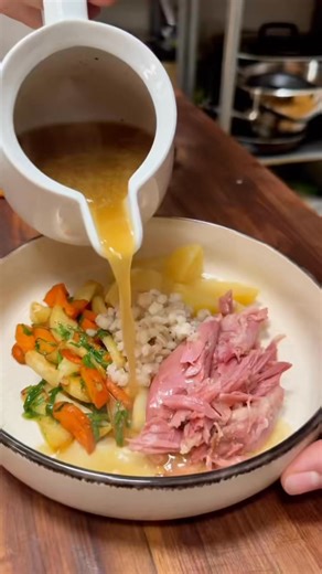 Uzená polévka. To je chuť podzimu. Je to snadný a fakt dobrý. Souhlasíte? 🤓 Uzená polévka — recept 1 kg uzeného masa s kostí (žebra, koleno) 2000 ml (2 l) vody 1 velká cibule 2 mrkve 2 petržele ¼ celeru 4 stroužky česneku 2 velké brambory 100 g ječných krup 1 lžíce sádla nebo másla/oleje 1–2 bobkové listy 4 kuličky nového koření 8 kuliček pepře Sůl podle chuti Čerstvá petrželka (na ozdobu) Na tuku opeč rozpůlenou cibuli a česnek, do hrnce přidej uzené maso s kostí, poloviční množství kořenové z