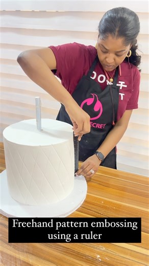 How do you create your patterns on your cakes when you can’t find your stencil embosser? 😄😄… For me, I use ruler… | Oven Secret