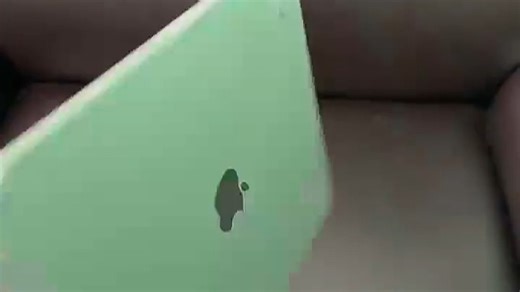 苹果新款iPad性能全面升级，A15芯片流畅运行大型应用，续航长达10小时，适合居家办公与远程会议，真实体验高效稳定。