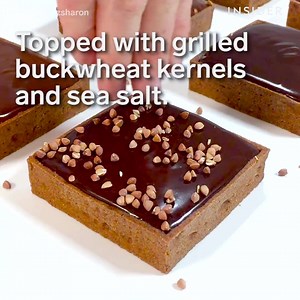 This gooey chocolate tart is a dessert we can get behind! It looks delicious, uses grilled buckwheat, AND is completely gluten free. 🙌 Footage: Paris chez Sharon: instagram.com/parischezsharon Via: INSIDER dessert | Levana Meal Replacement