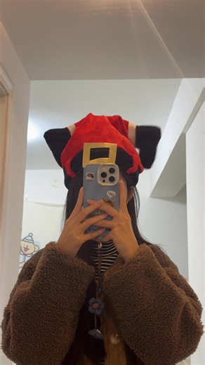 That is one goofy Christmas hat 🎅 | GIGadgets