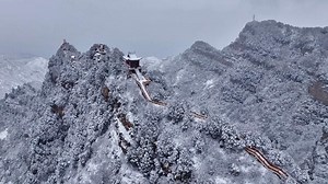 Spring snow transforms N China's mountains into stunning ink paintings