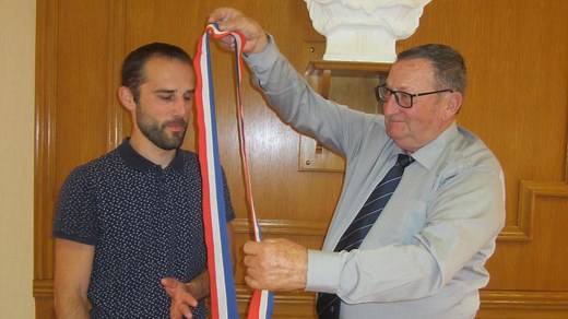L’écharpe tricolore du maire, tout un symbole