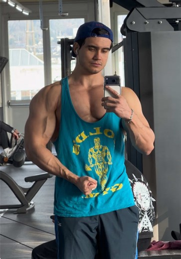 Involuntary holiday bulk #gym #fitness #chest