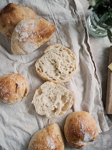 Koldhævede boller %%page%% %%sep%% Luftige, sprøde og med store lufthuller - Nem opskrift