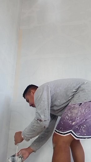 kapag ang primer nyo ay solvent base primer pwdi po yang patungan ng water na pang masilya tulad ng mosonry putty,concrete putty ,at wall putty #BuhayPintor #PaintingTips #everyone #followers #constructionworker #highlights #painting #ContentMonetization | Lhumer John Varona