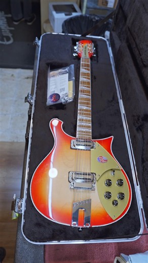 That irreplaceable 12-string jangle! #rickenbacker 660/12 in Fireglo 🔥 #12stringguitar #12string