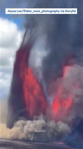Una multitud observa una fuente de lava que se eleva hasta el cielo en la erupción del Kilauea
