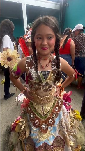 Desfile de niñas bonitas con sus trajes de nuestra identidad nacional