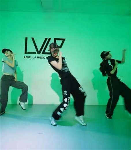 izna (이즈나) - Mamma Mia / Choreography by Hyella