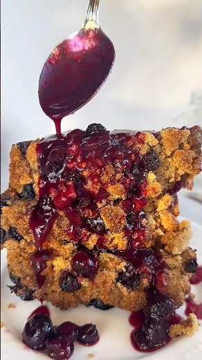 This blueberry banana bread with a crunchy crumb topping smells AMAZING. Easy recipe in description