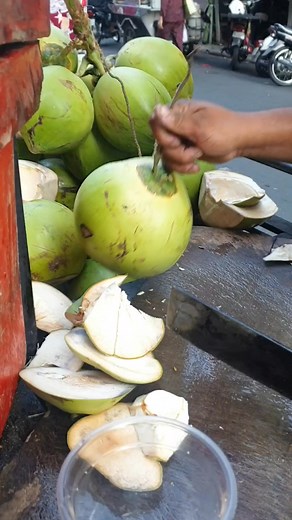 Cutting coco in street Amazing coco seller #freshcoconut #coconutcuttingskills #coconutwater #coconut #streetfood | Coconut Farm