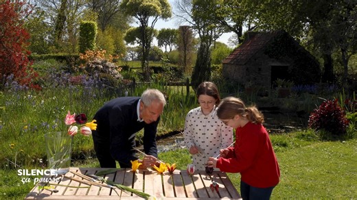Pour offrir une occasion supplémentaire aux enfants de mieux comprendre la biodiversité, Klorane Botanical Foundation a créé des épisodes spéciaux avec l’émission emblématique de France Télévisions « Silence ça Pousse Junior ! ». Elle s’adresse aux enfants curieux, entre 7 et 10 ans, du CE1 au CM2. A visionner en classe ou en famille ! En partant d'une observation simple à chaque épisode, le célèbre jardinier Stéphane Marie aborde les enjeux de demain avec des solutions concrètes et un optimisme